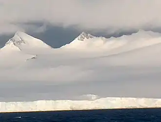 Gabrovo Knoll (Bildmitte)