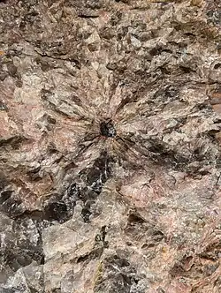 „Gadolinit-Sonne“ in einem Pegmatitgang im Vang-Granit