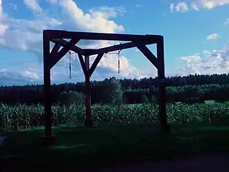 Nachbildung des dreischläfrigen Galgens der Burg Kübelberg