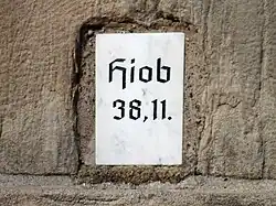 Motto Denkmalrückseite, Hiob 38,11: „Bis hierher und nicht weiter …“