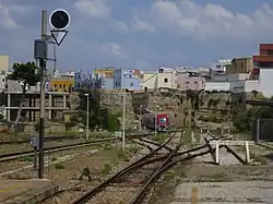 Links: Einfahrender Zug aus Lecce in den Bahnhof von Gallipoli. Rechts zweigt die Strecke nach Casarano ab