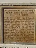 Gedenktafel für die Gefallenen des Ersten Weltkriegs: „Zum Andenken an die im Weltkrieg 1914–1918 gefallenen Söhne unserer Gemeinde.“