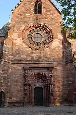 Basler Münster, Radfenster über der Gallus­pforte, um 1200 mit Eichen­speichen, erst im 19. Jh. durch steinerne ersetzt