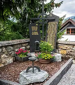 Gedenkstätte für die Lawinenopfer von 1999 auf dem Friedhof Galtür