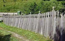 Historischer Lattenzaun mit Zierköpfen