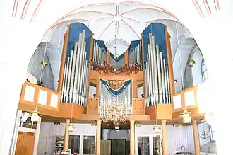 Orgelprospekt mit Rückpositiv in der Kirche