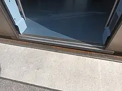 Gap filler (gelbe Leiste) zur Reduzierung der Spaltbreite zwischen Bahnsteigkante und Fahrzeug am Bahnhof Landungsbrücken, Hamburg