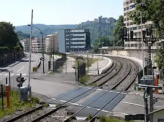 Blick über den Bahnhof Mouillère, im Hintergrund die Zitadelle von Besançon