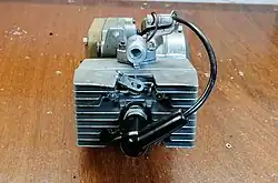 Frontansicht, das Dekompressionsventil (oben) erleichtert den Startvorgang