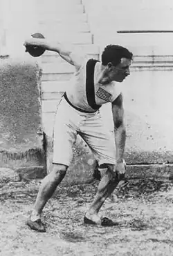 Der Doppelolympiasieger im Kugelstoßen und Diskuswurf von 1896 Robert Garrett belegte Rang drei – hier als Diskuswerfer von Athen