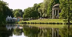 Gartenfestival Herrenhausen im hannoverschen Georgengarten, rechts der Leibniztempel