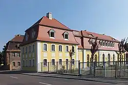 … südliches Torhaus und Orangerie nach der Restaurierung im Jahre 2012
