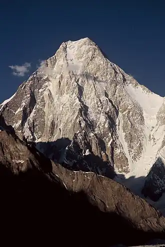 Die im Abendlicht erstrahlende Westwand des Gasherbrum IV