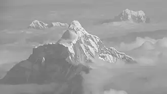 Gauri Sankar mit dem knapp 40 km entfernten Peak 6820 (hinten rechts)