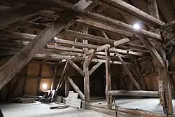 Historisches Gebälk des Mansardwalmdachs