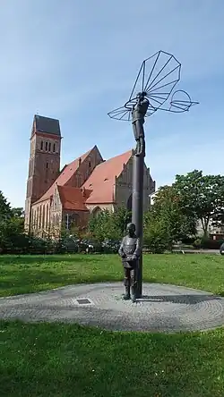 Denkmal für die Brüder Lilienthal vor der Anklamer Marienkirche