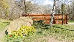 Skulptur „Wall“ von Simon Ungers von 2020, links im Vordergrund der bisherige Gedenkstein, Foto von 2020