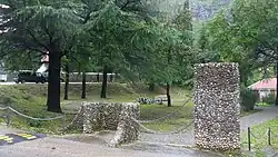 Gedenkstätte vor dem Friedhof Skaljari, etwa 15 Gehminuten von Kotor (Cattaro) entfernt. Unterhalb der Friedhofsmauer wurden die vier Matrosen standrechtlich erschossen.