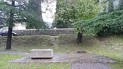 Gedenkstein auf der Gedenkstätte, Vorderseite mit der Inschrift: Pali u ustanku mornara Februara 1918 (Kroatisch: Sie fielen im Matrosenaufstand im Februar 1918).