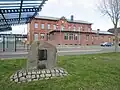 Gedenkstein am Bahnhof für 300 Tote des Luftangriffs am 22. Februar 1945