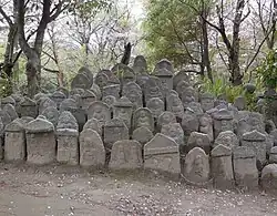 Gedenksteine (供養塔, Kuyōtō)