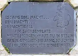 Gedenktafel mit Versen der Nachtigall am Sachsenplatz