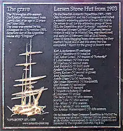 Steinhütte auf der Pauletinsel, Antarktische Halbinsel, errichtet im Februar 1903 von Carl Anton Larsen, dem norwegischen Kapitän des gestrandeten Schiffes Antarctic der schwedischen Antarktisexpedition unter Leitung von Otto Nordenskjöld, mit dem Grab eines Mitglieds der Expedition und einem von den Überlebenden des Schiffbruchs am höchsten Punkt der Insel errichteten Steinhügel, der die Aufmerksamkeit von Rettungsexpeditionen auf sich lenken sollte.