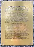Gedenktafel am Sockel der Adlerkopfstatue auf dem Eagle Square, Platz der Luftbrücke 5
