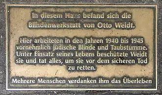 Gedenktafel im Boden der Hofeinfahrt am Haus Rosenthaler Straße 39