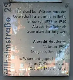 Gedenktafel vor dem Haus Wilhelmstraße 22 für Albrecht Haushofer und die Gesellschaft für Erdkunde