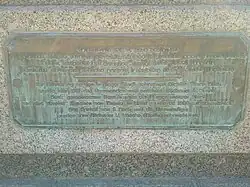 Gedenktafel mit litauischer und deutscher Beschriftung