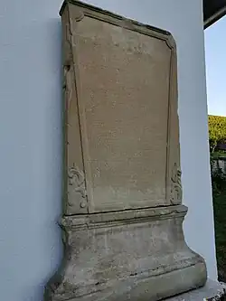 Gedenk­tafel am Gebäude (rechts)