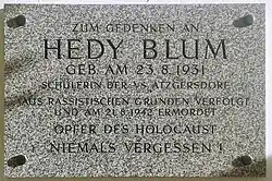 Gedenktafel für Hedy Blum in der Volksschule Atzgersdorf