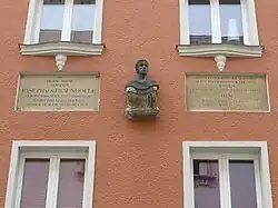 Büste von Fraunhofer am Geburtshaus Fraunhoferstraße 3 in Straubing.