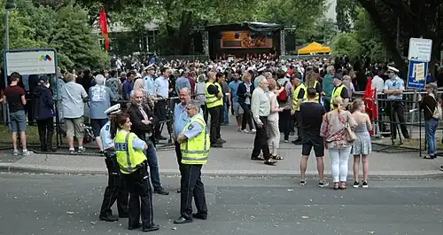 Bühne der Gedenkveranstaltung am 25. Jahrestag des Solinger Brandanschlags