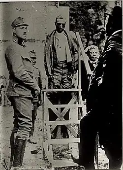Der Leichnam Filzis nach der Hinrichtung, rechts der Scharfrichter Josef Lang