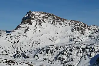 Geißstein von Südwesten mit dem Gipfelkreuz am Südgrat, davor der Südwestgrat, rechts die Sintersbachscharte, vorn das Sintersbachtal