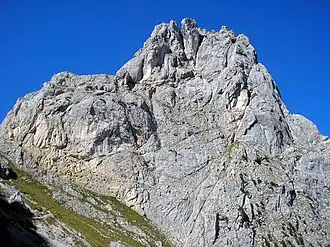 Der Gipfelaufbau aus festem Oberrhätkalk von Südosten