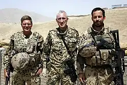 Generalmajor Markus Kneip bei der Kommandoübergabe von Oberstleutnant Hübner (r.) an Oberstleutnant Mirow (l.) im August 2011