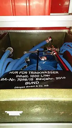Wagen mit Trinkwasserschläuchen und Zubehör