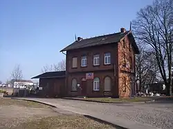 … weist der ehemalige Bahnhof Gera-Leumnitz von 1901 wie alle anderen Zwischenstationen der einstigen Gera-Meuselwitz-Wuitzer Eisenbahn an ihrer exponierten Giebelseite über alle Geschosse Fensteröffnungen auf.