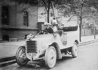 Automobil-Selbstfahrlafette mit 5-cm-Ballonabwehrkanone