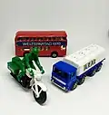 Matchbox-Werbemodelle für den deutschen Markt: ein Polizei-Motorrad, ein Aral-Tanklaster und ein Doppeldeckerbus zum Weltspartag 1970