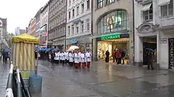 Das Eingangstor zur Thiereckstraße rechts neben dem Schuhgeschäft Deichmann in der Kaufingerstraße 8