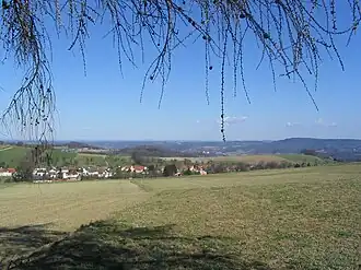 Das Gersprenztal (Laudenau links, Reichenberg in der Mitte) und dahinter der Höhenzug des Böllsteiner Odenwaldes und rechts die Buntsandsteinstufe des Morsberges. Am Horizont: die Flächen des Buntsandstein-Odenwaldes. Im Vordergrund: Winterkasten zwischen den Hügeln der Flasergranitoidzone
