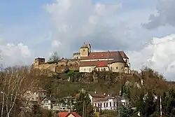 Pfarrkirche der hl. Gertrud, dahinter die Ruine, Thunau am Kamp