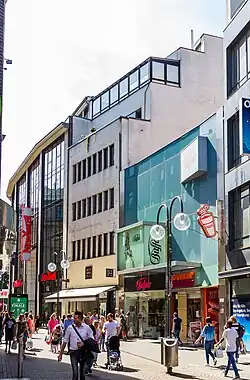 Mit den zurückgesetzten oberen Stockwerken (2017)