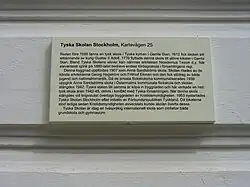 Schild am Eingang der Deutschen Schule Stockholm, 2012.