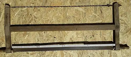 Gestellsäge mit 800 mm Schittersägeblatt[5]