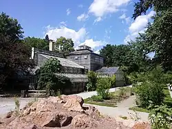 Altes Gewächshaus vor der Sanierung vom Alpinum aus gesehen